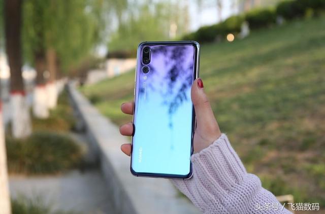 华为当时最好的两款旗舰手机,价格适当,你更情愿挑选哪款?