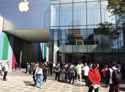 新iPhone出售:一般版遇冷 最贵版畅销